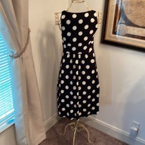 CHAPS BLACK WHITE LARGE POLKADOTS SLEEVELESS DRESS SPLEATED